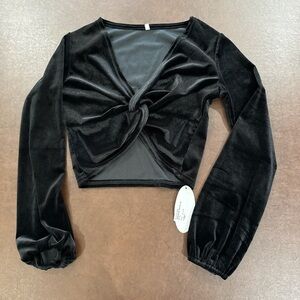 Black velvet long sleeve crop top w/ knot detail #velvet #goth #winter #goingout